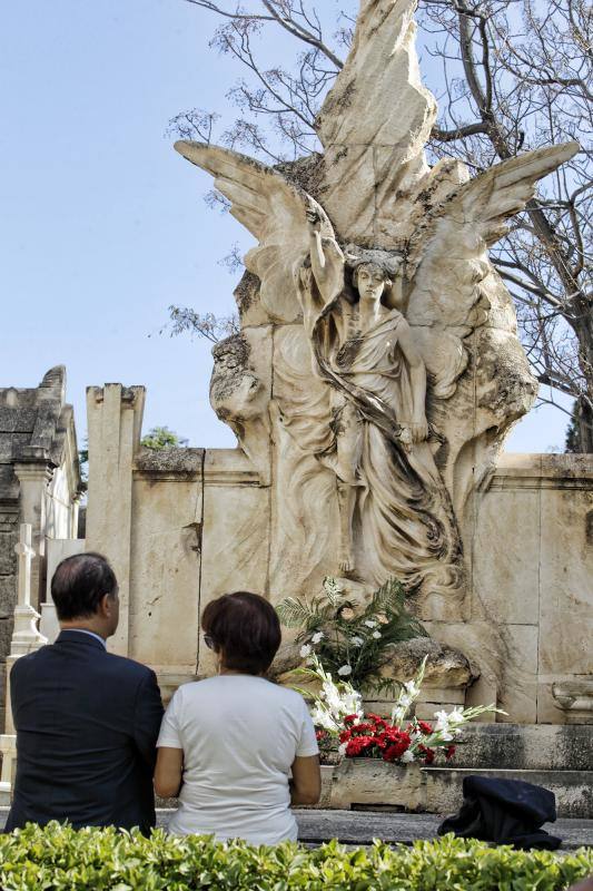 Afluencia masiva y normalidad en el cementerio de Alicante