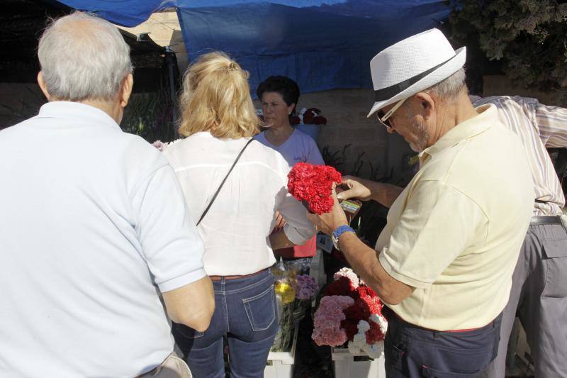 Afluencia masiva y normalidad en el cementerio de Alicante