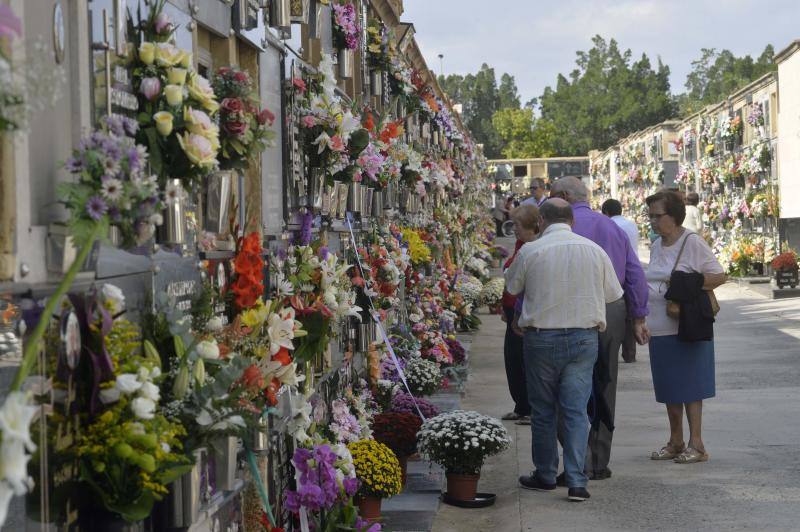 El cementerio de Elche se cubre de flores
