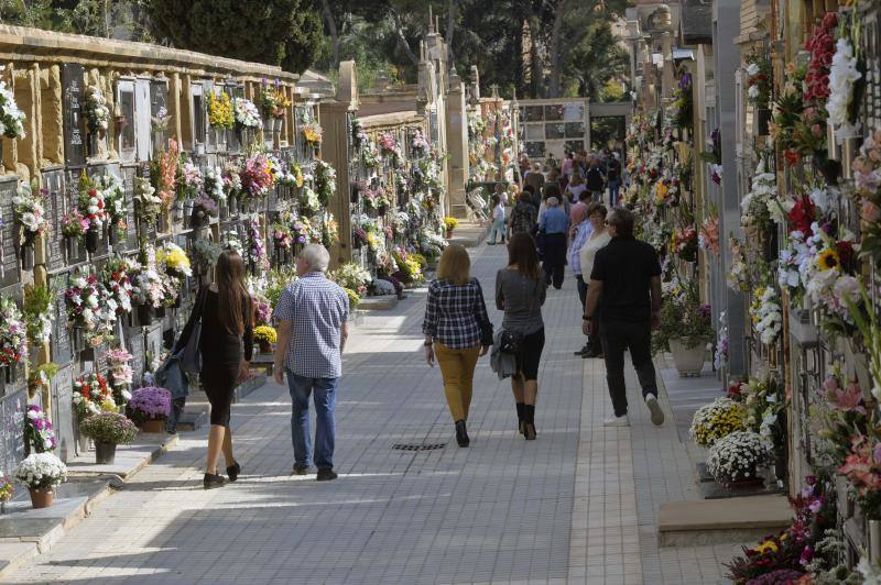 El cementerio de Elche se cubre de flores