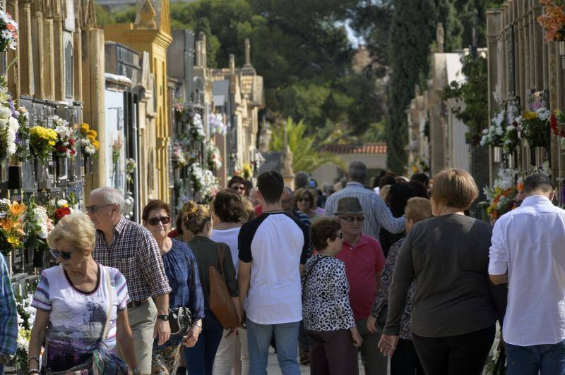 El cementerio de Elche se cubre de flores