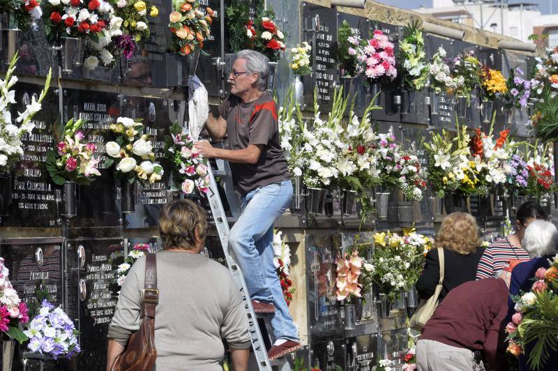El cementerio de Elche se cubre de flores