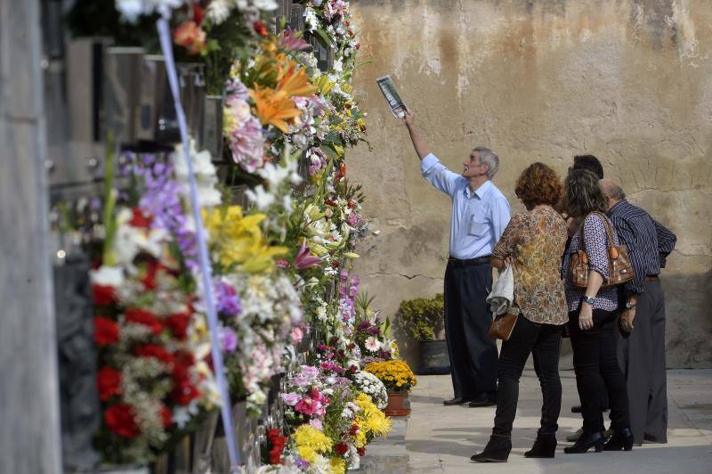 El cementerio de Elche se cubre de flores