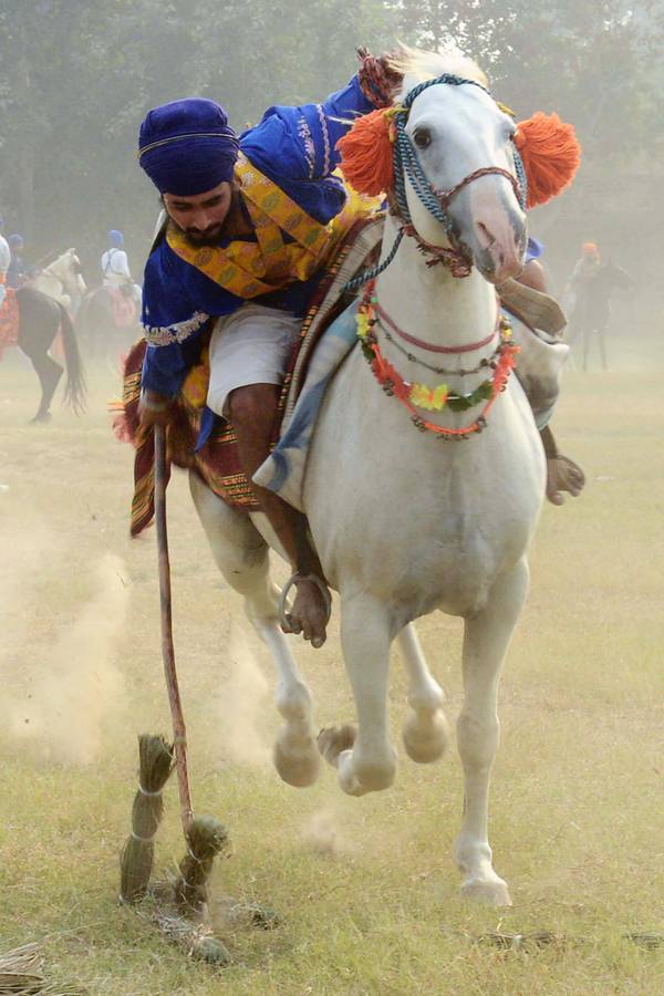 Con turbantes y a caballo