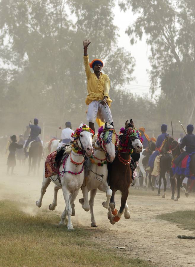 Con turbantes y a caballo