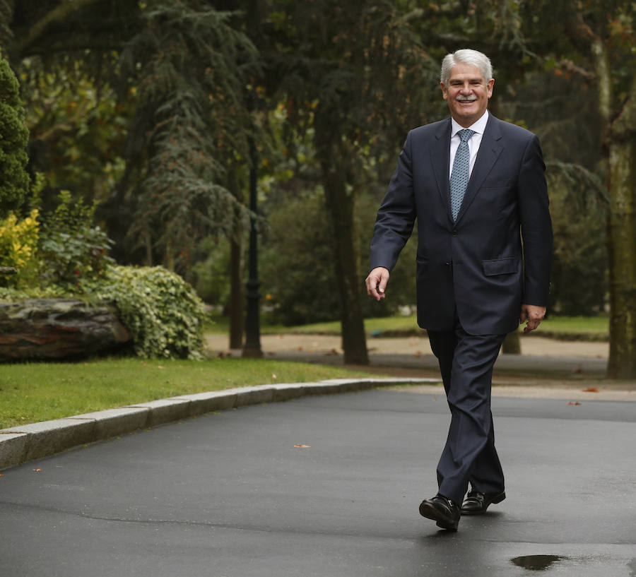 El nuevo ministro de Asuntos Exteriores, Alfonso Dastis, a su llegada al Palacio de la Moncloa donde se celebra el primer Consejo de Ministros, tras jurar su cargo ante el Rey.