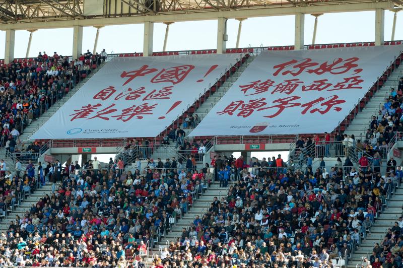 Fiesta en la grada por el derbi de Shanghái