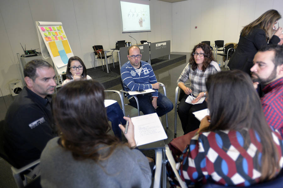 Talleres para taxistas y policías locales en Elche