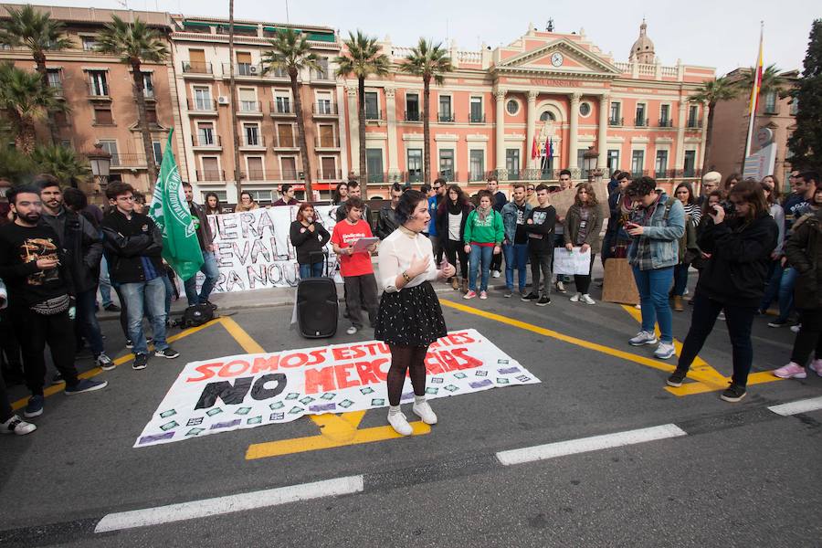 «Somos estudiantes, no mercancías»