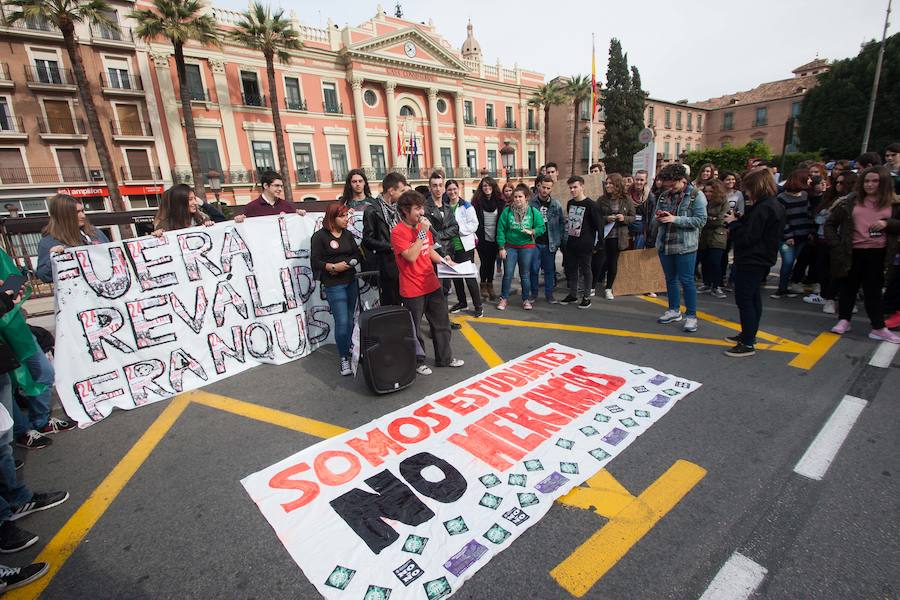 «Somos estudiantes, no mercancías»