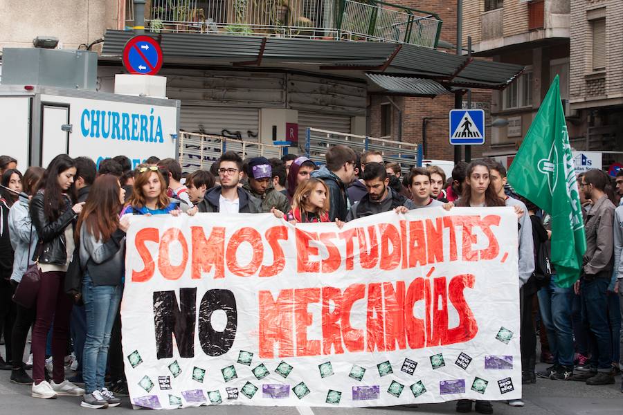 «Somos estudiantes, no mercancías»