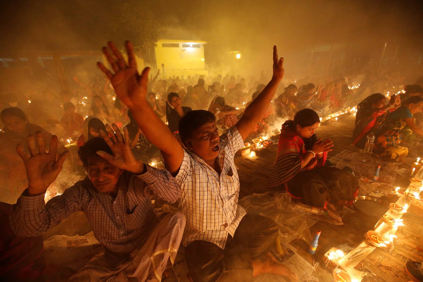 Fuego y ofrendas para Baba Loknath
