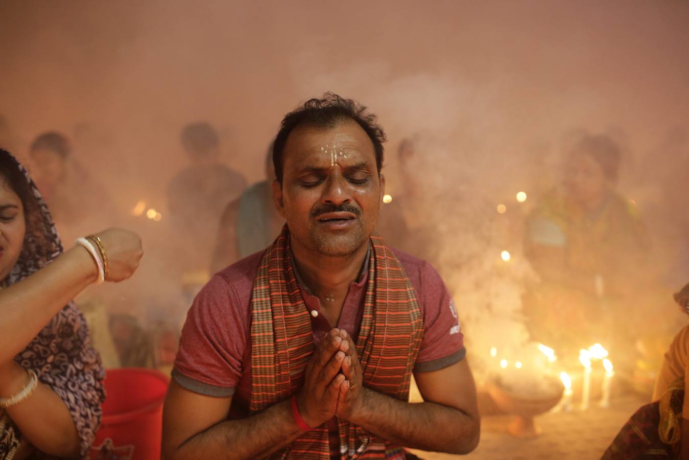 Fuego y ofrendas para Baba Loknath