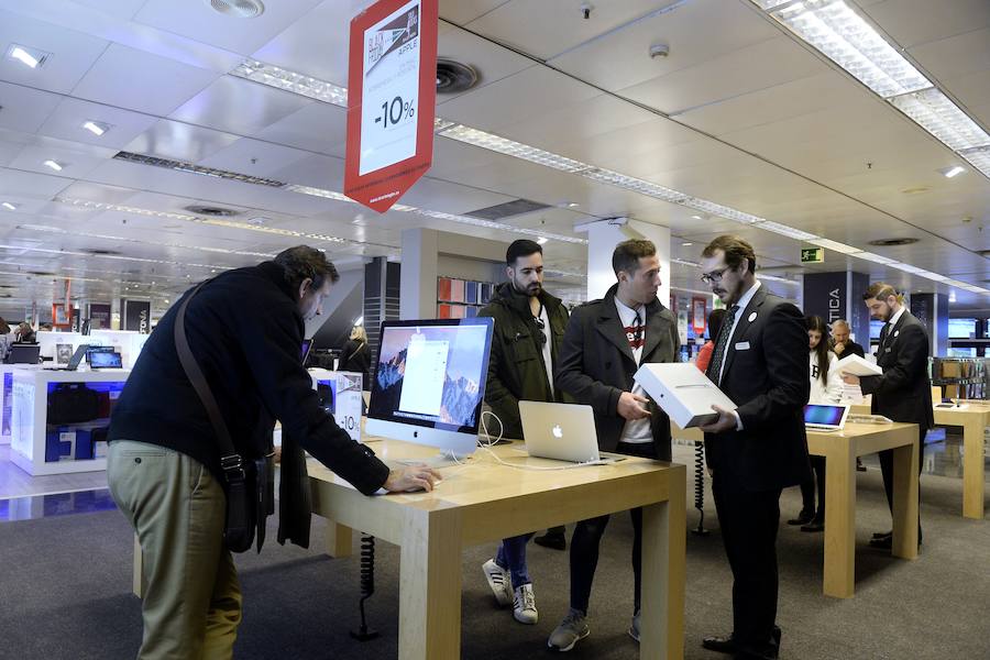 El &#039;Black Friday&#039; trae la alegría a los comercios en Murcia