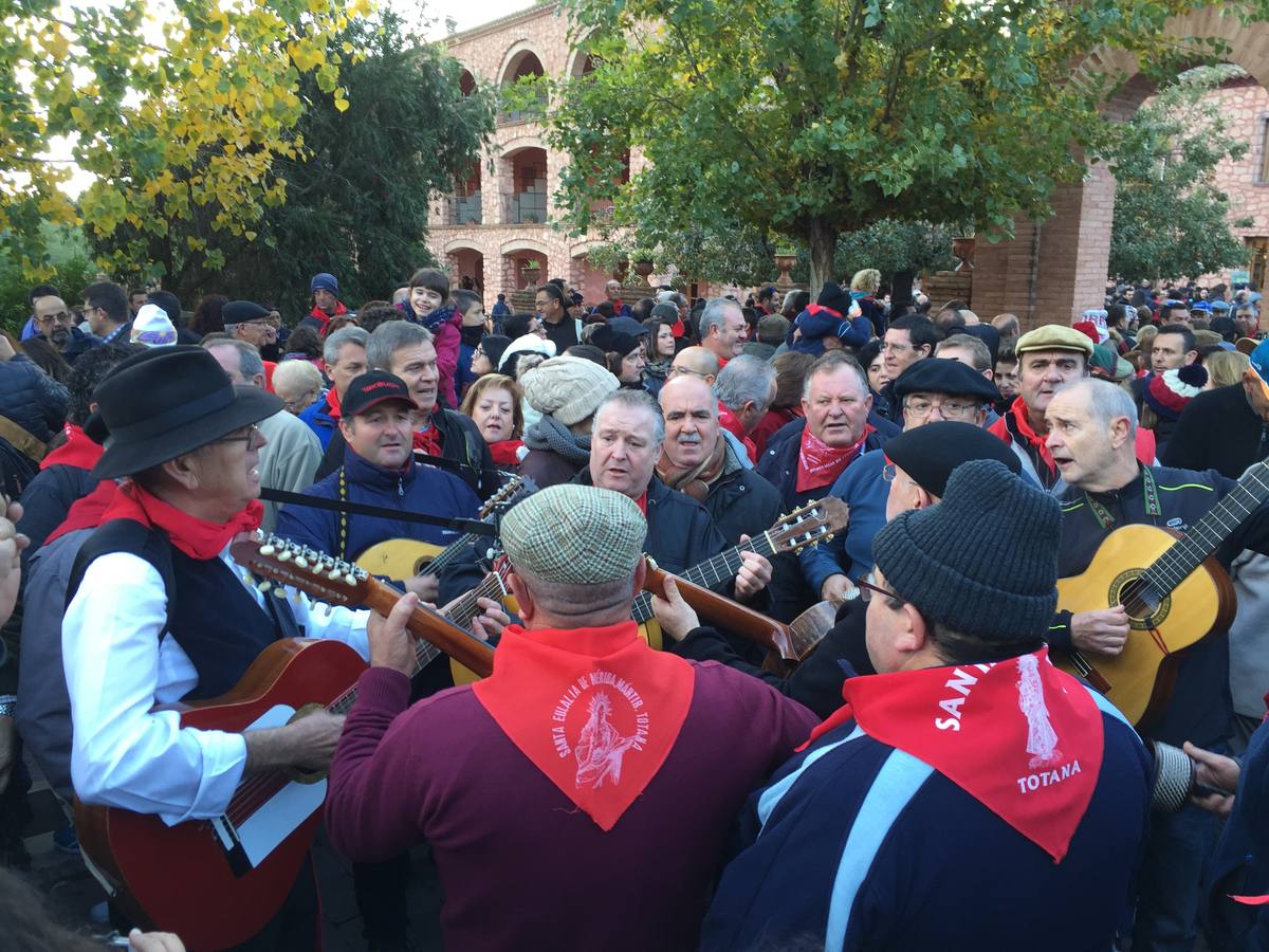 Miles de fieles acompañan a La Santa hasta Totana