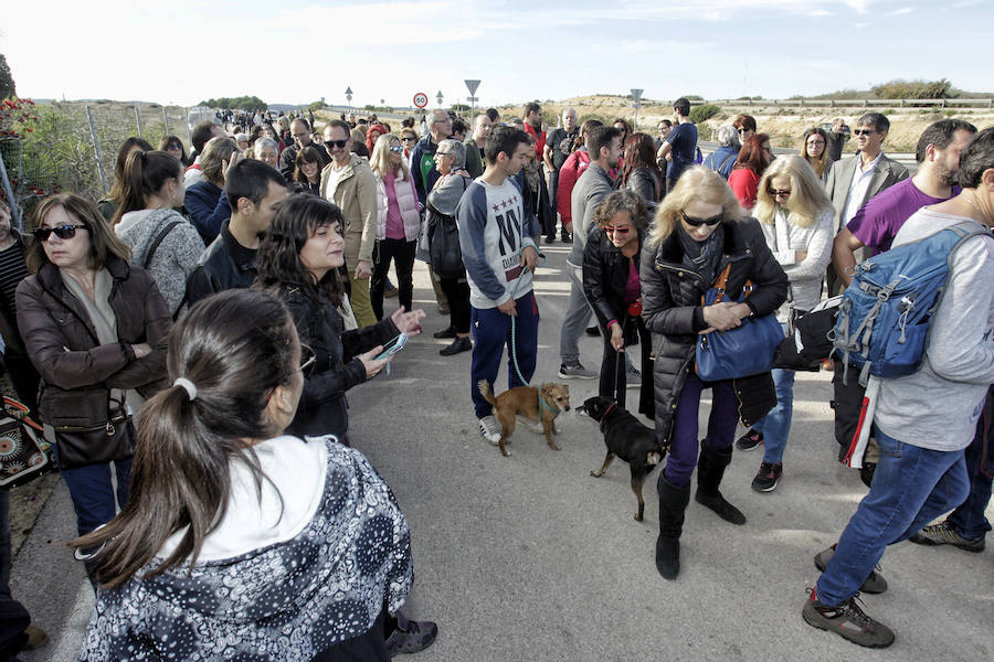 Protesta animalista en la Protectora de Bacarot