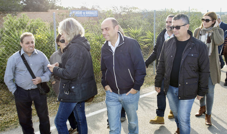 Protesta animalista en la Protectora de Bacarot
