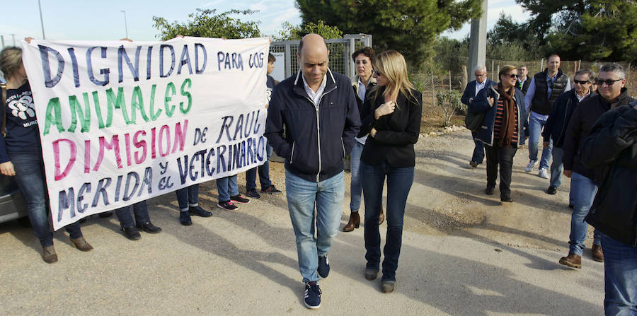 Protesta animalista en la Protectora de Bacarot