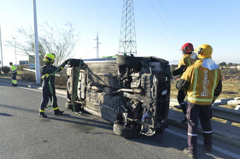 Accidente en la rotonda de acceso de la Ronda Oeste de Elche