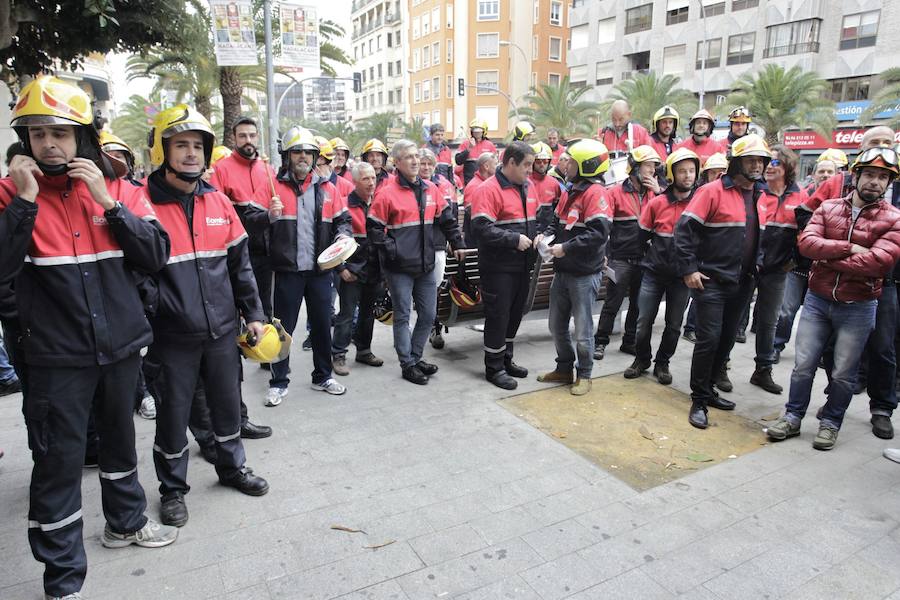 Protesta de los bomberos frente a la Diputación