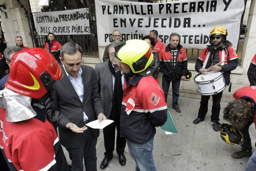 Protesta de los bomberos frente a la Diputación