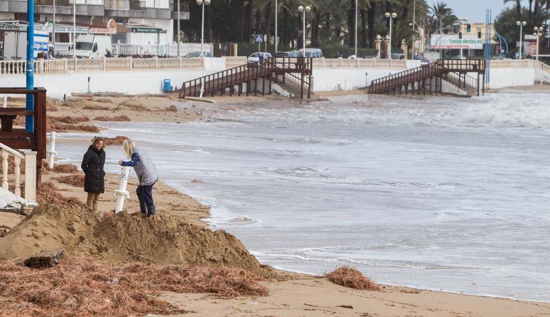 El temporal obliga a desalojar a varios vecinos en Torrevieja