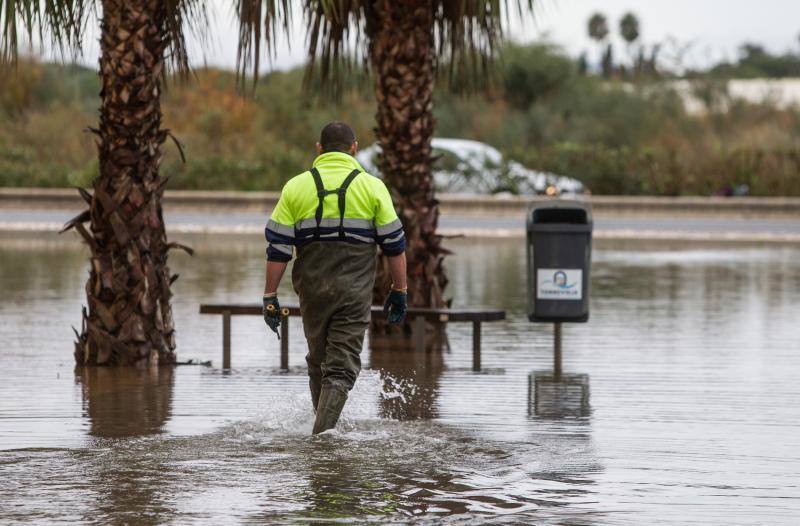El temporal obliga a desalojar a varios vecinos en Torrevieja