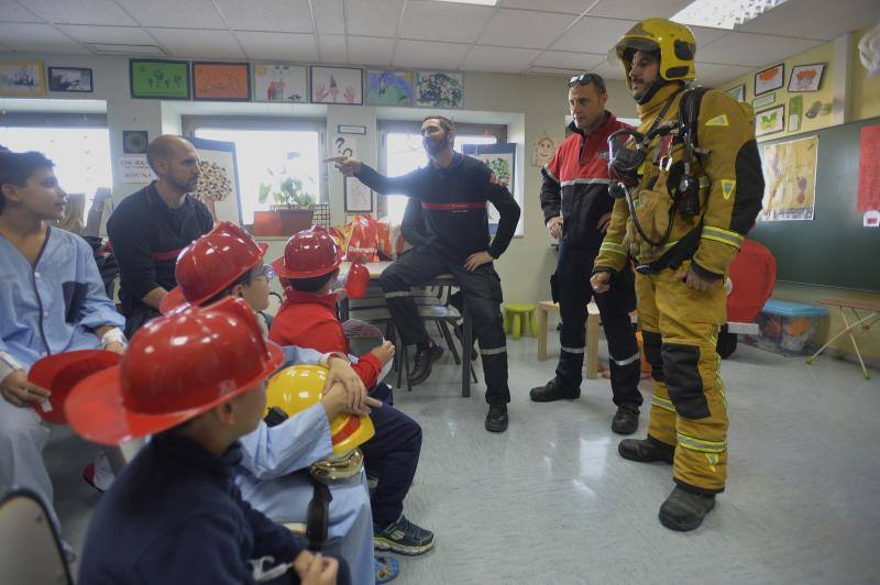 Bomberos del consorcio visitan a los niños ingresados en el General