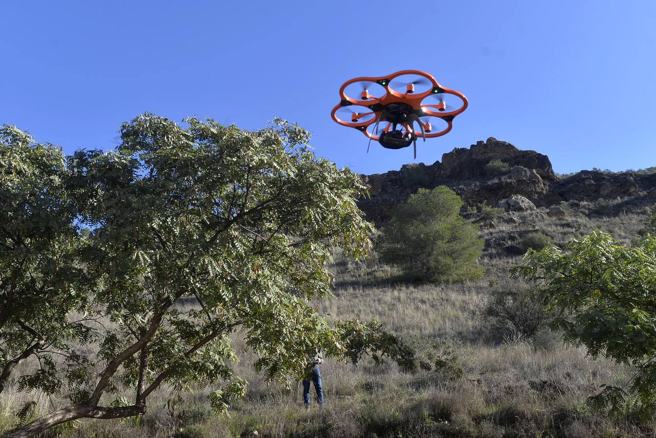 Los técnicos revisan con un dron la ladera del Miravete