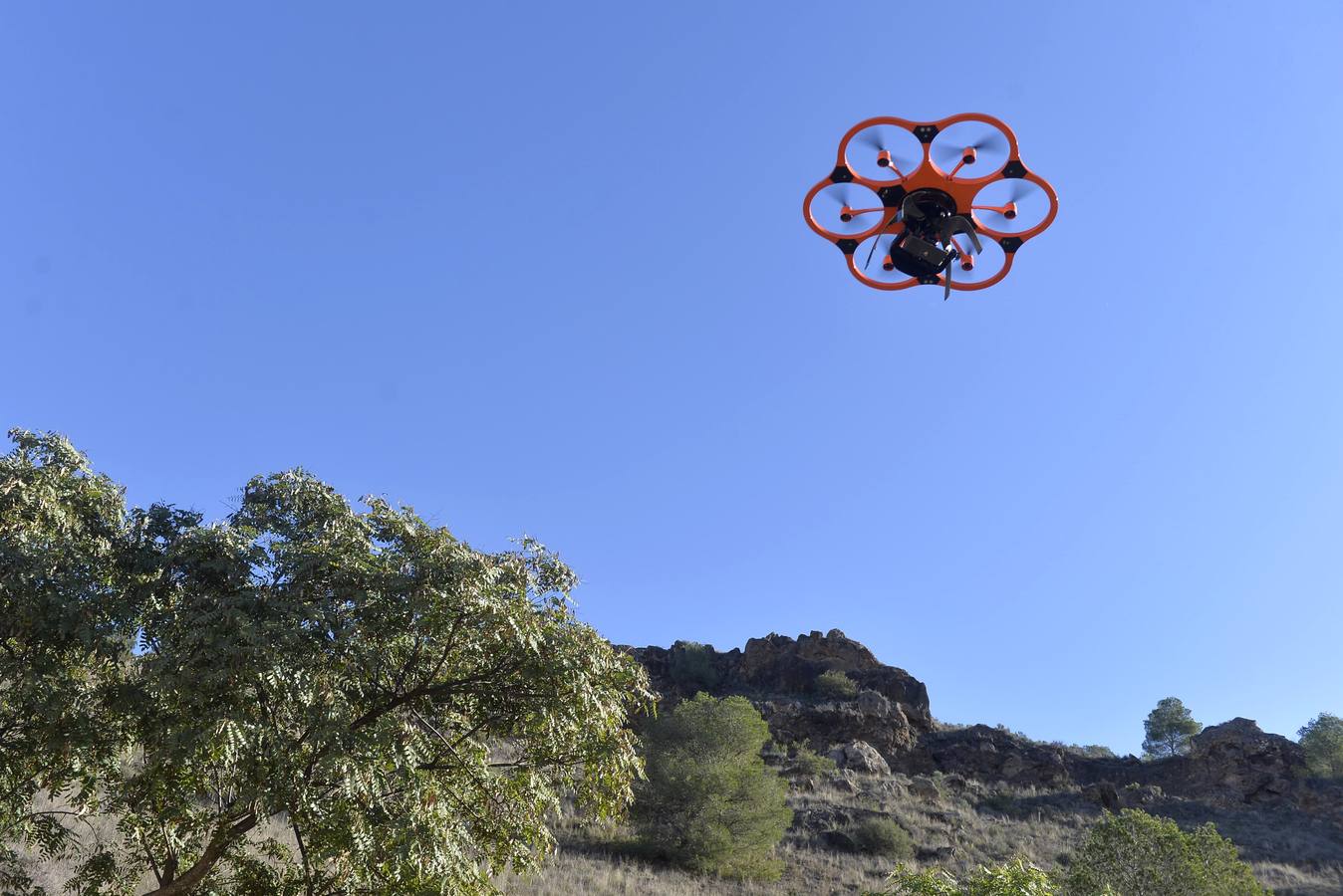 Los técnicos revisan con un dron la ladera del Miravete