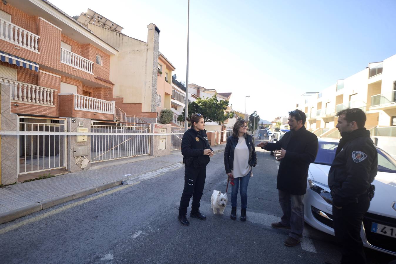 Los técnicos revisan con un dron la ladera del Miravete