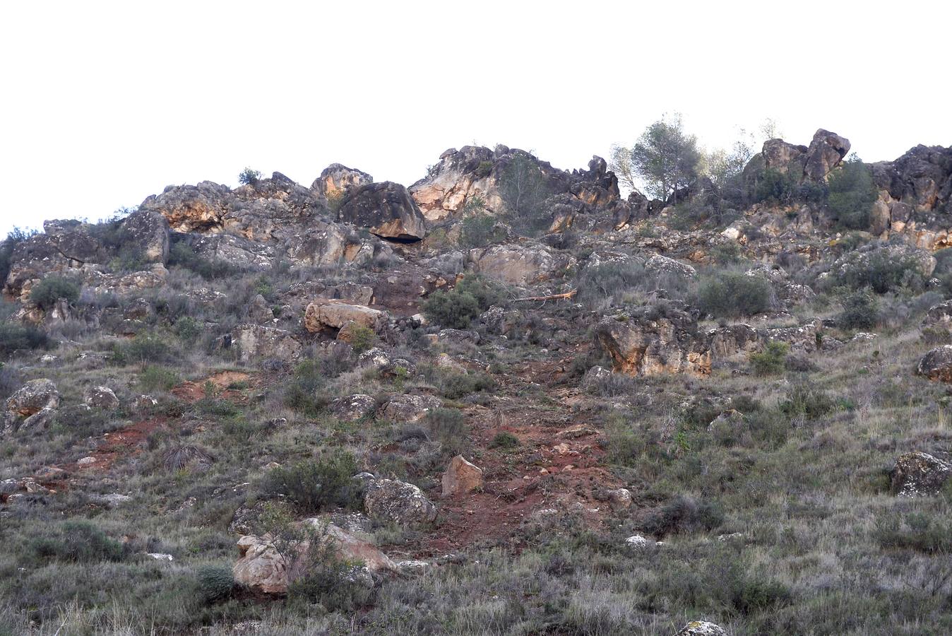 Los técnicos revisan con un dron la ladera del Miravete