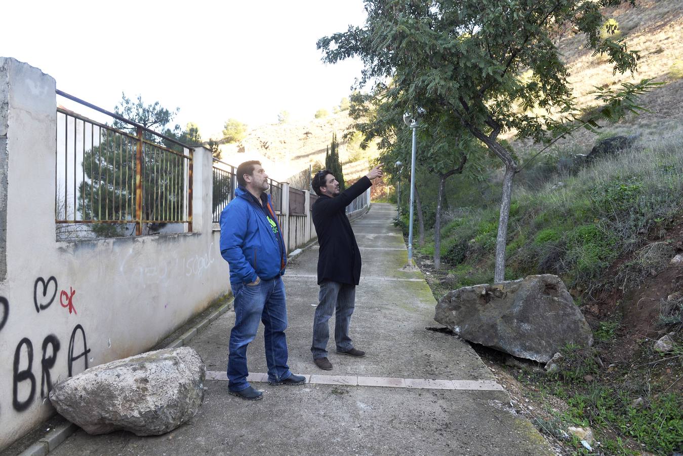 Los técnicos revisan con un dron la ladera del Miravete