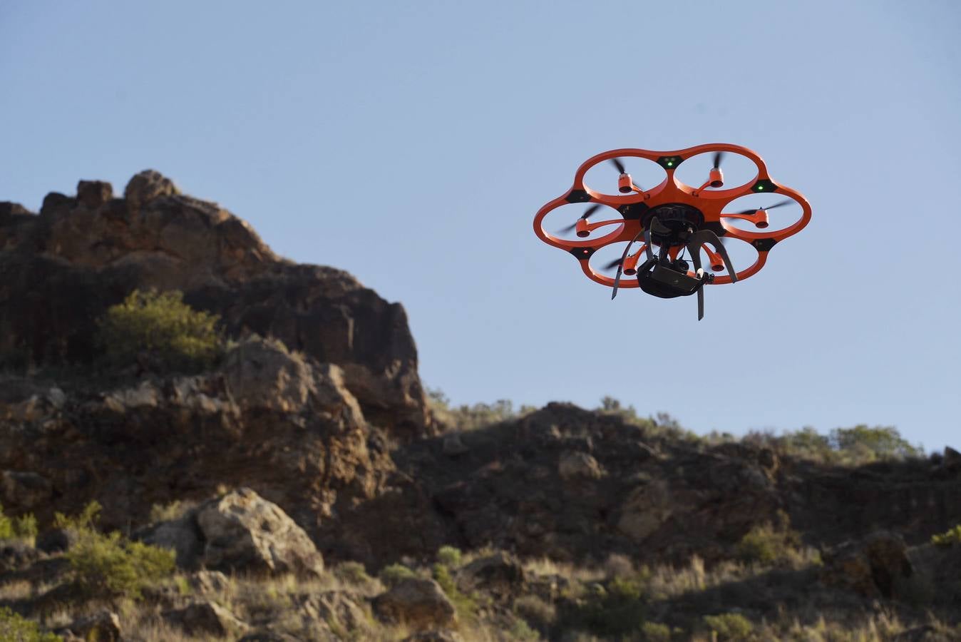 Los técnicos revisan con un dron la ladera del Miravete