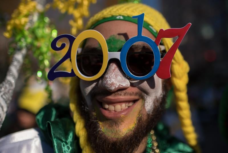 Filadelfia celebra el año con su desfile de máscaras