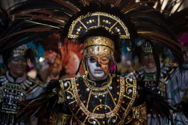 Filadelfia celebra el año con su desfile de máscaras