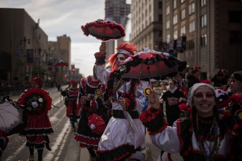 Filadelfia celebra el año con su desfile de máscaras