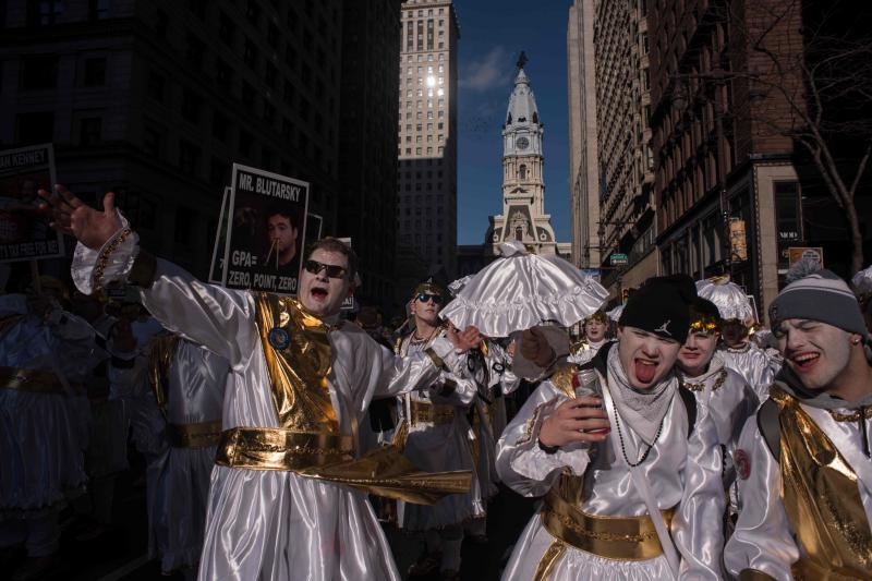 Filadelfia celebra el año con su desfile de máscaras