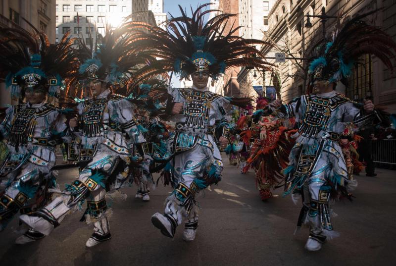Filadelfia celebra el año con su desfile de máscaras