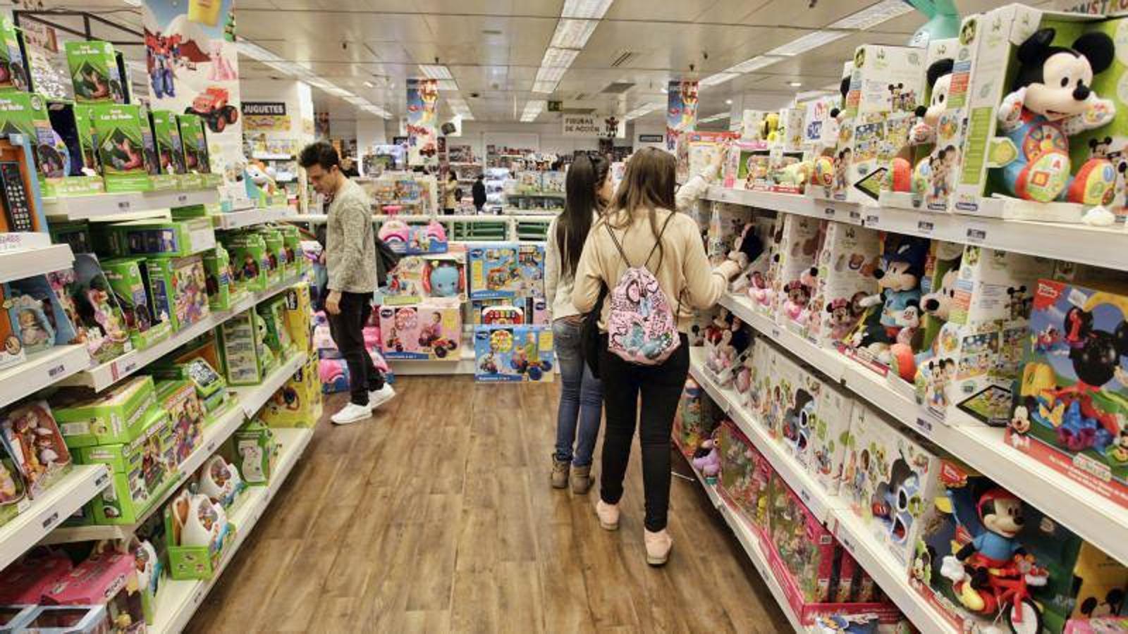 Los alicantinos apuran el tiempo para comprar los juguetes de Reyes