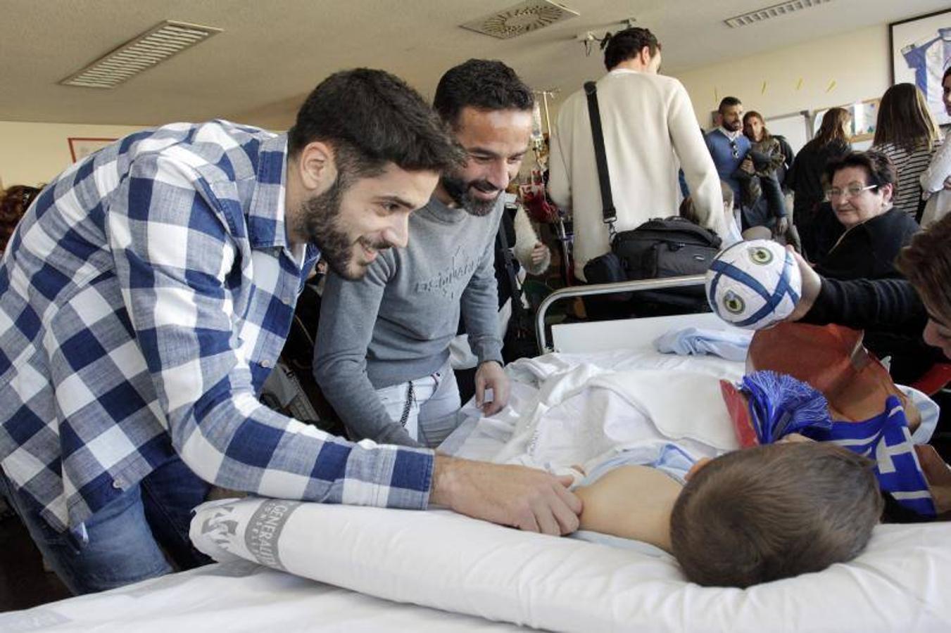 Los jugadores del Hércules visitan a los menores ingresados en el hospital