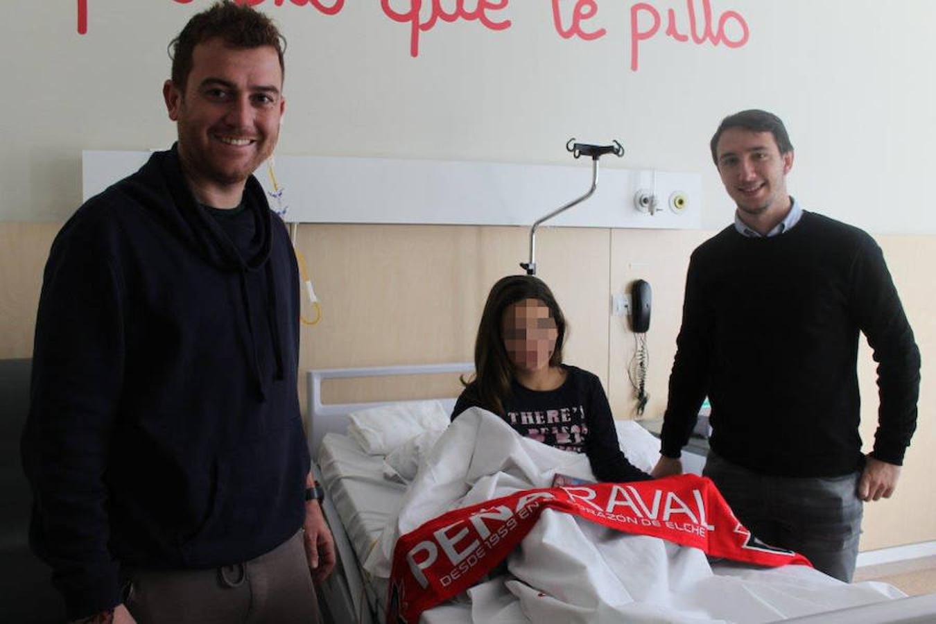 Los jugadores del Elche y la peña El Raval visitan a los menores ingresados