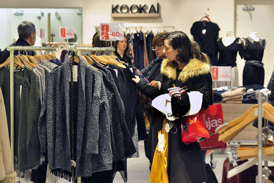Las rebajas llenan las tiendas de Murcia