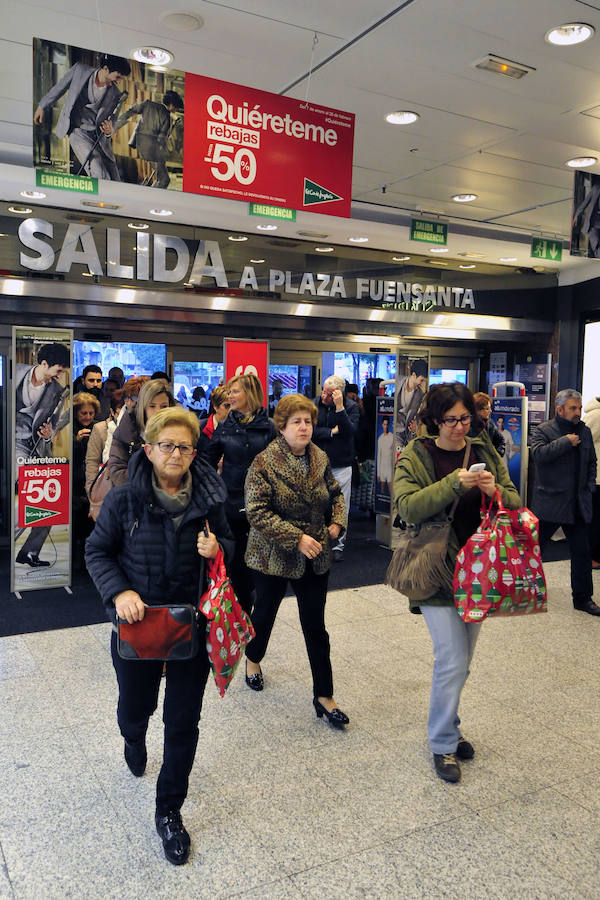 Las rebajas llenan las tiendas de Murcia