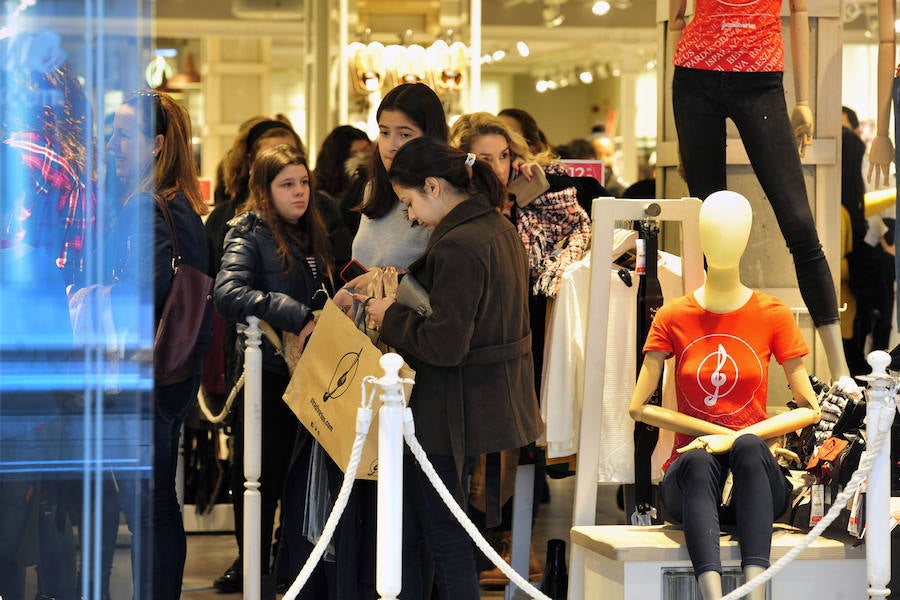 Las rebajas llenan las tiendas de Murcia