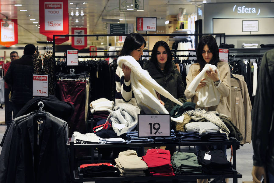 Las rebajas llenan las tiendas de Murcia
