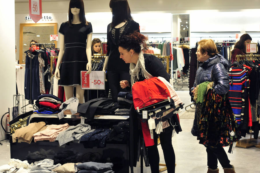Las rebajas llenan las tiendas de Murcia