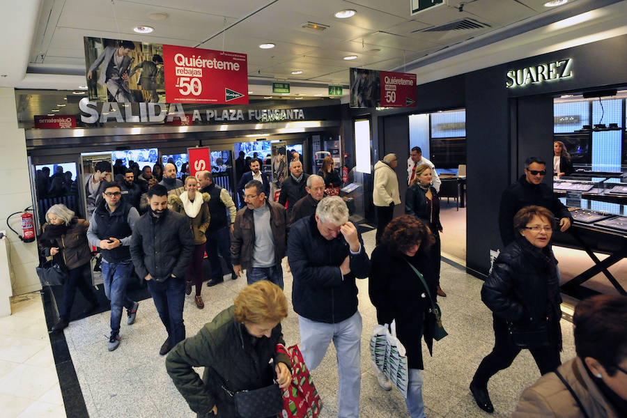 Las rebajas llenan las tiendas de Murcia