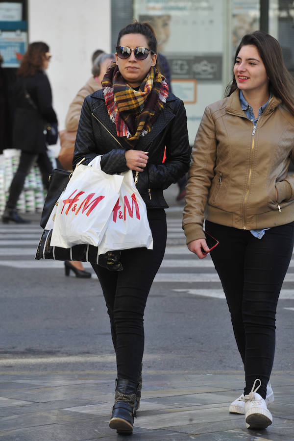 Las rebajas llenan las tiendas de Murcia