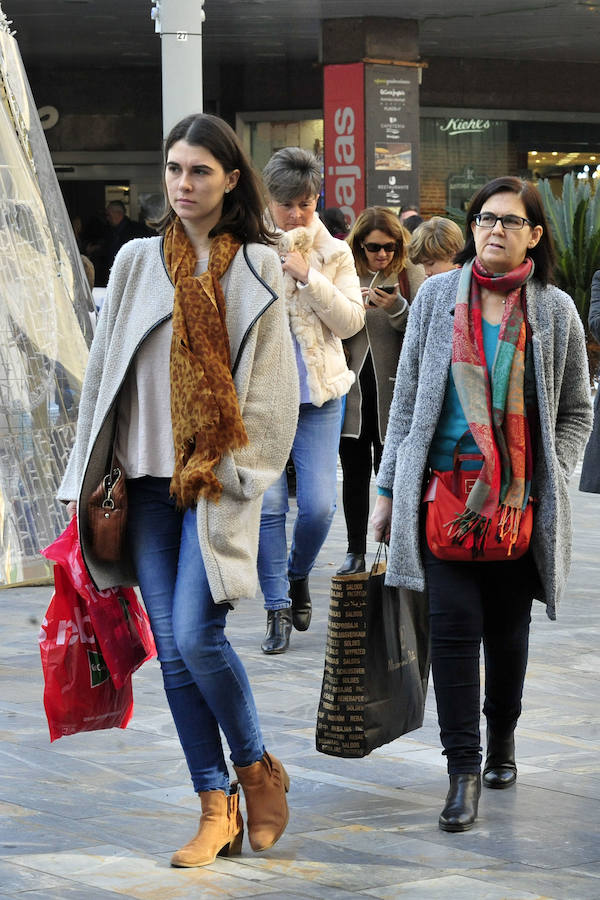 Las rebajas llenan las tiendas de Murcia